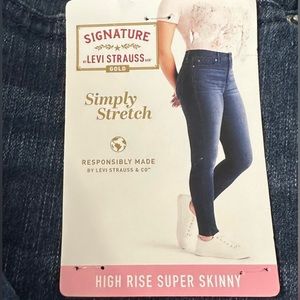 Signature by Levi Strauss Gold high rise super skinny size 24 Short